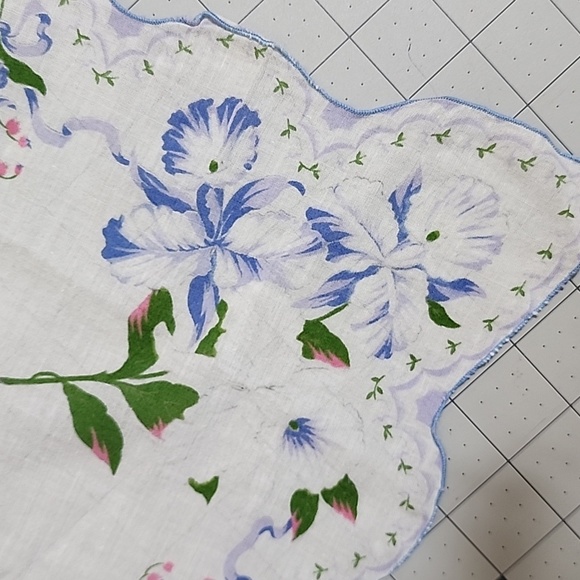 Three beautiful 1950s floral handkerchiefs #2 - Picture 7 of 7